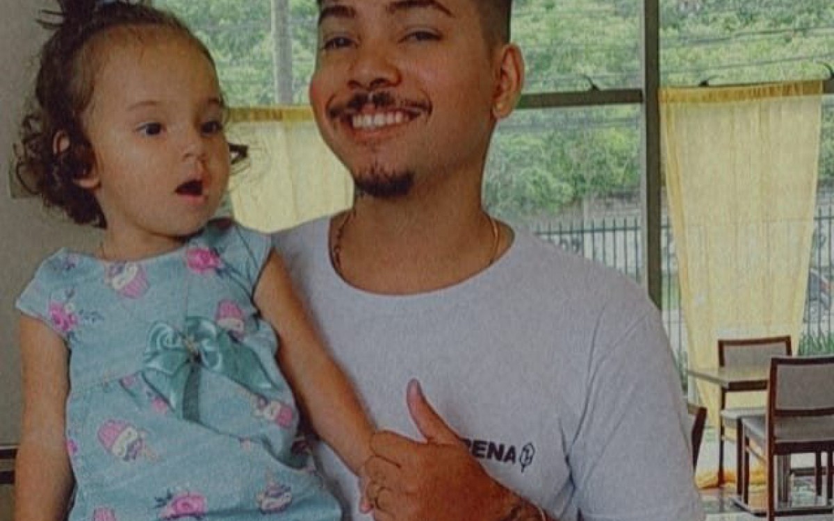 Allana ao lado do pai, Vinicius Nascimento