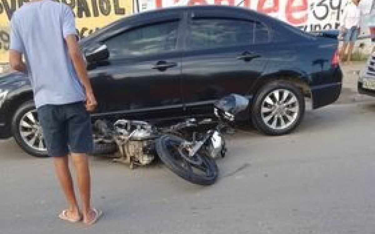 De acordo com as imagens, o carro com duas ocupantes atropelou o motociclista
