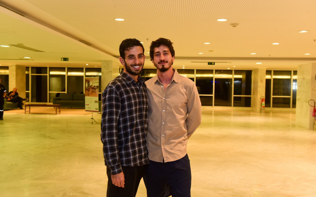 Johnny Massaro e o namorado, Jo&atilde;o Pedro Accioly