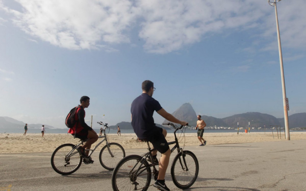 Cariocas pedalaram na Praia do Flamengo na manhã desta sexta-feira - Reginaldo Pimenta/Agência O Dia