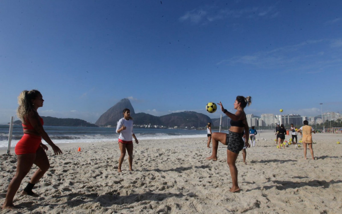 Cariocas voltaram às praias na manhã desta sexta-feira - Reginaldo Pimenta/Agência O Dia