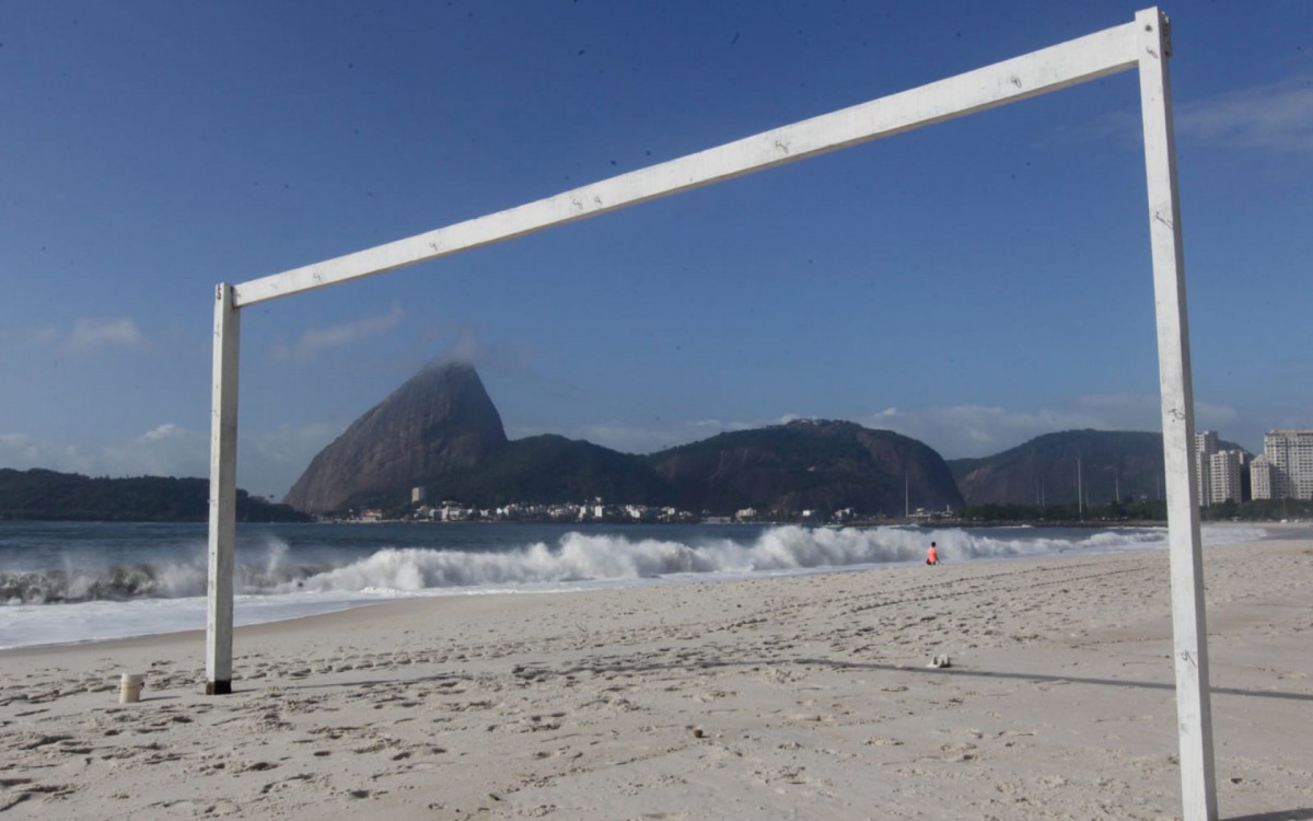 Mar da Praia do Flamengo permanece agitado nesta sexta-feira por conta da ressaca - Reginaldo Pimenta/Ag&ecirc;ncia O Dia