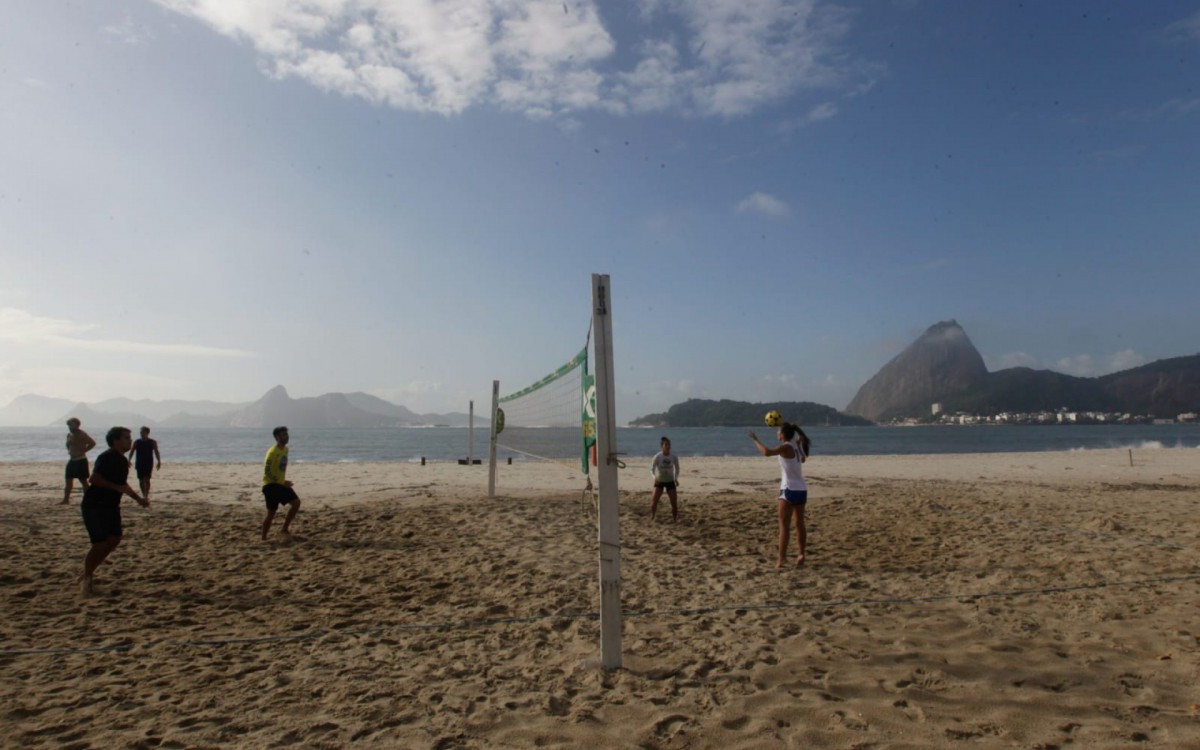Cariocas voltam a se exercitar na Praia do Flamengo - Reginaldo Pimenta