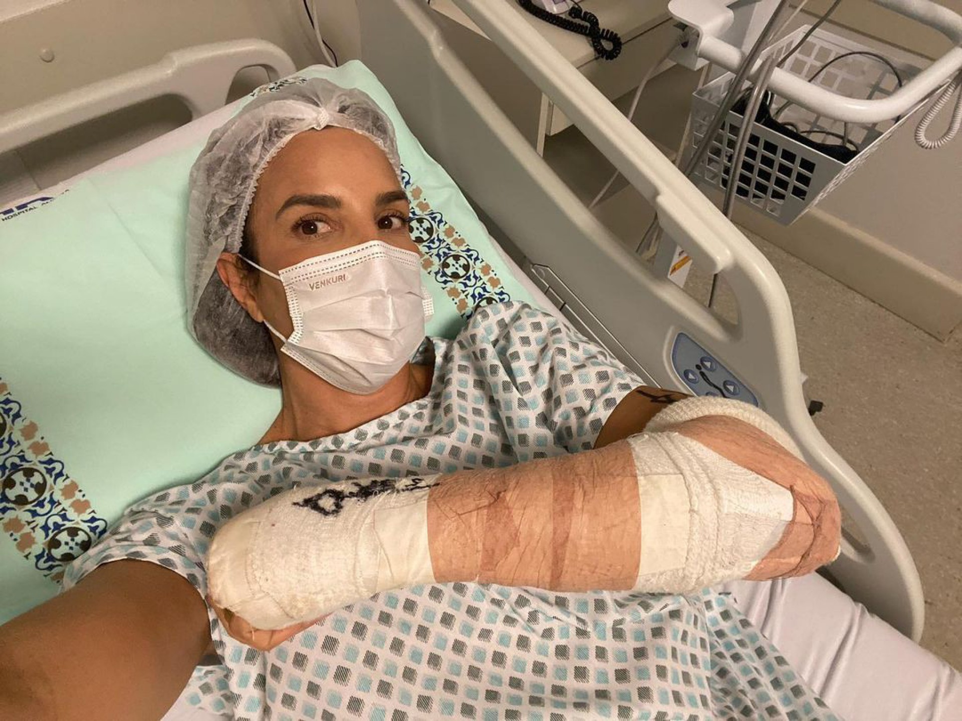 Ivete Sangalo se recupera de cirurgia: 'Mainha está zero bala' - Reprodução Internet