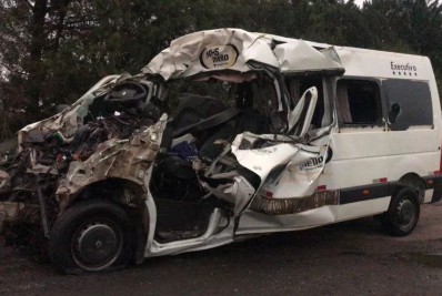 Sete pessoas morrem em acidente entre caminhão e van, no Paraná