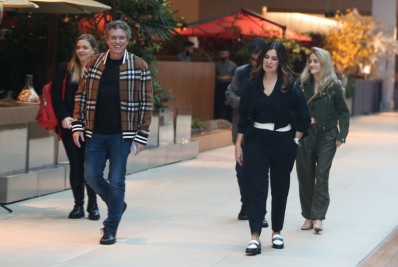 Prestes a estrear no 'The Voice', Fátima Bernardes vai a restaurante com Boninho no Rio