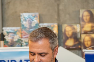 'Eu quero contar uma história inventada em um país real'