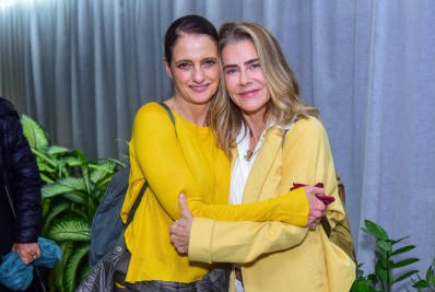 Após boatos de término de namoro, Maitê Proença vai à estreia de peça de teatro