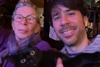 Após remissão do câncer, Rita Lee surge em clique raro com o filho  