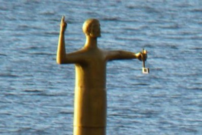 Bombeiros resgatam estátua de São Pedro do Mar após ventania derrubar escultura