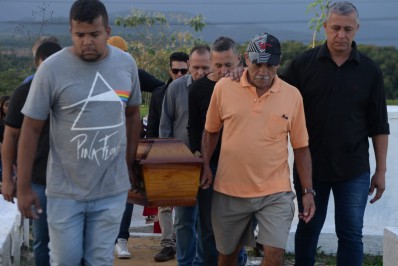 Familiares e amigos no enterro de Sabrina de Almeida, de 32 anos, no Cemitério dos Escravos, em Nova Iguaçu, nesta sexta-feira (12) - Sandro Vox/ Agência O Dia