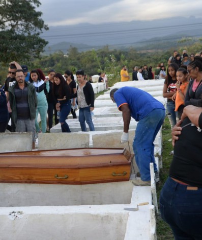 Familiares e amigos no enterro de Sabrina de Almeida, de 32 anos, no Cemitério dos Escravos, em Nova Iguaçu, nesta sexta-feira (12) - Sandro Vox/ Agência O Dia