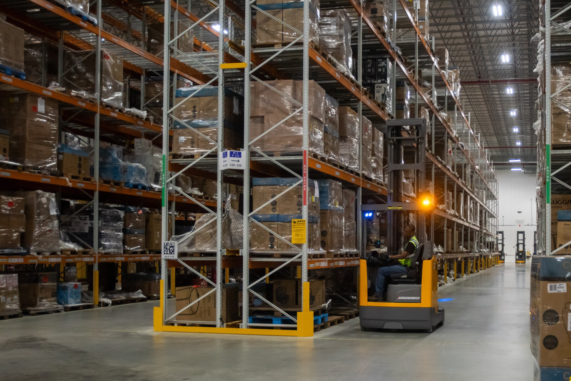 Centro de Distribui&ccedil;&atilde;o da Amazon no Rio vai completar um ano; Conhe&ccedil;a detalhes sobre a log&iacute;stica da empresa - Vanessa Ataliba/Ag&ecirc;ncia O Dia