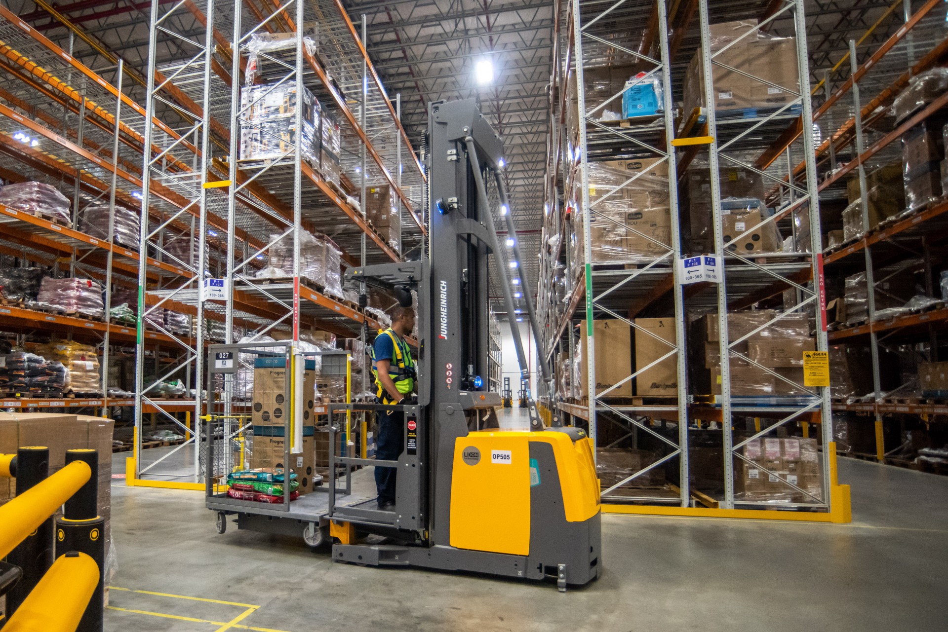 Centro de Distribui&ccedil;&atilde;o da Amazon no Rio vai completar um ano; Conhe&ccedil;a detalhes sobre a log&iacute;stica da empresa - Vanessa Ataliba/Ag&ecirc;ncia O Dia