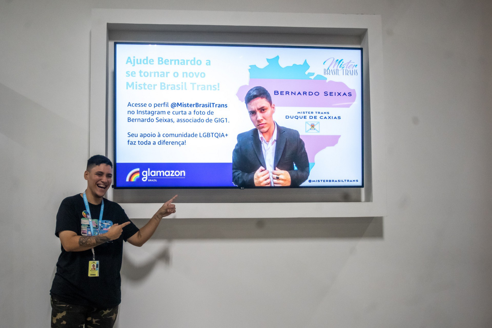 O funcion&aacute;rio Bernardo Seixas &eacute; um dos participantes do concurso Mister Trans Brasil. Na foto, ele posa em frente a pe&ccedil;a de comunica&ccedil;&atilde;o interna - Vanessa Ataliba/Ag&ecirc;ncia O Dia