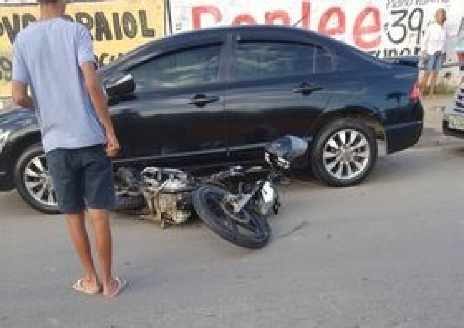 De acordo com as imagens, o carro com duas ocupantes atropelou o motociclista - Reprodução / Redes Sociais