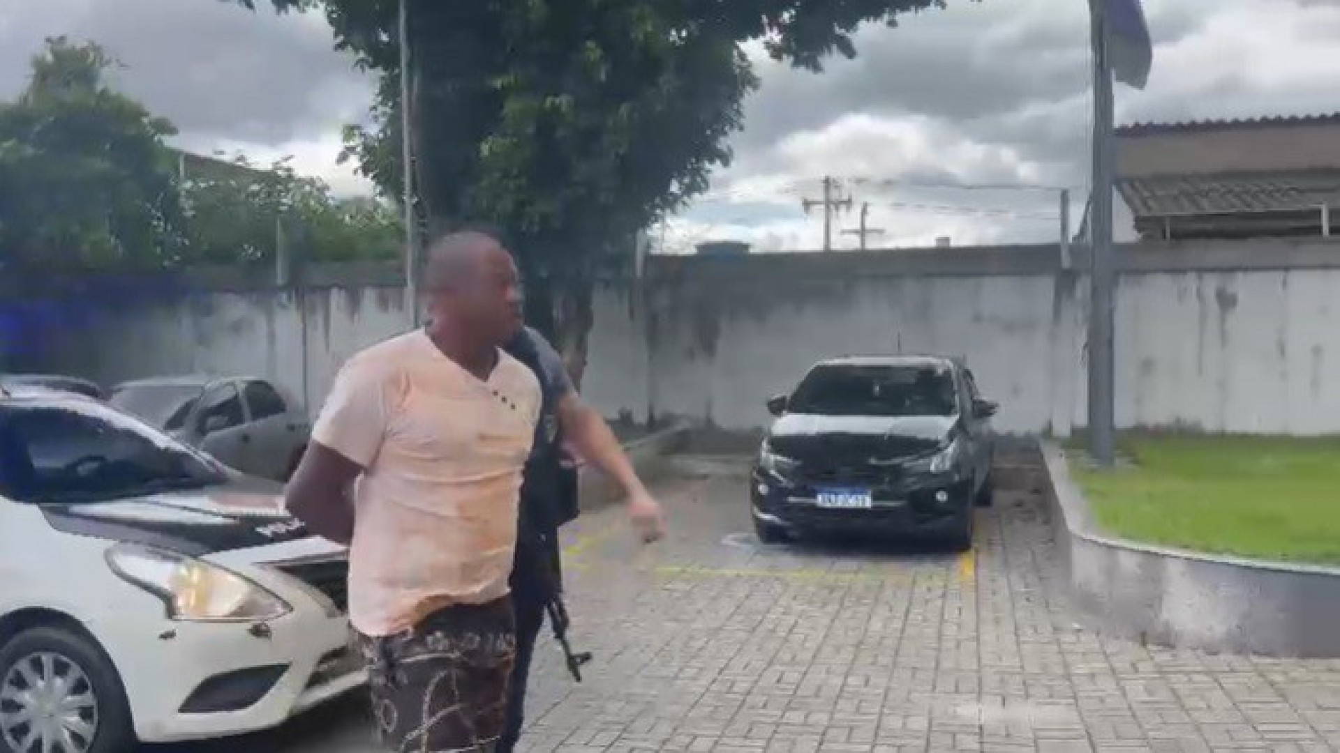 Momento da prisão do ex-secretário de transportes de Queimados, Maurício Baptista Ferreira - Reprodução