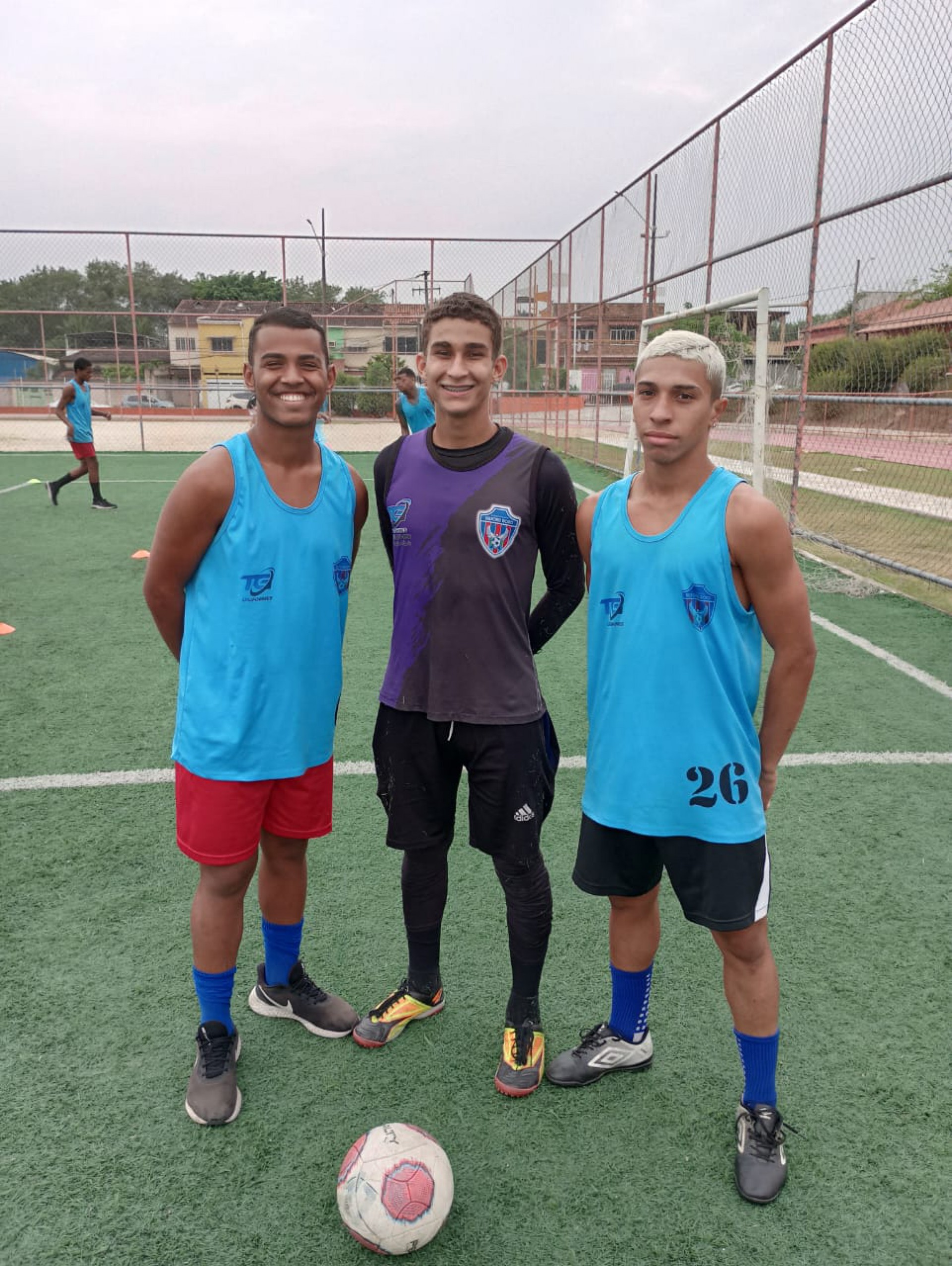 Lateral direito Ronaldinho (E), goleiro Wesley e volante Yuri Pit, durante o treino na Vila Olímpica de Belford Roxo - Divulgação