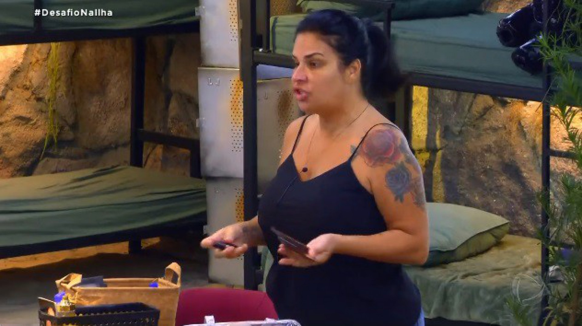 Solange Gomes discute com Vitória Bellato no reality show 'Ilha Record' - Reprodução