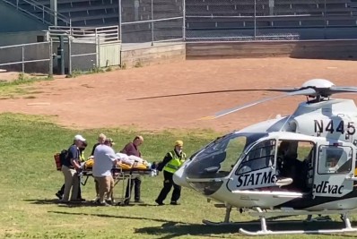 Após ataque, Rushdie respira por aparelhos e corre o risco de perder um olho