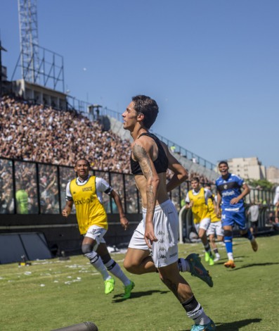 Marlon comemora seu gol na partida entre Vasco e Tombense no Estadio Sao Januario Pelo Campeonato Brasileiro B em 13 de agosto de 2022. Foto: Daniel RAMALHO/CRVG