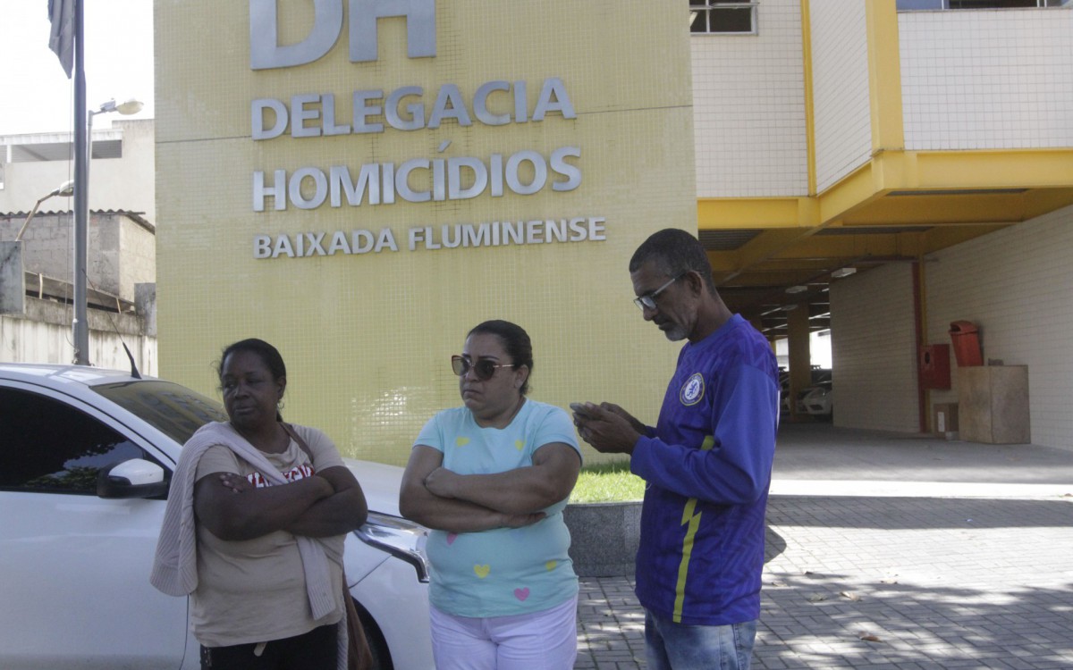 RJ - Familiares dos jovens desaparecido em Nova Igua&ccedil;u prestaram depoimento na DHBF, neste domingo (14).