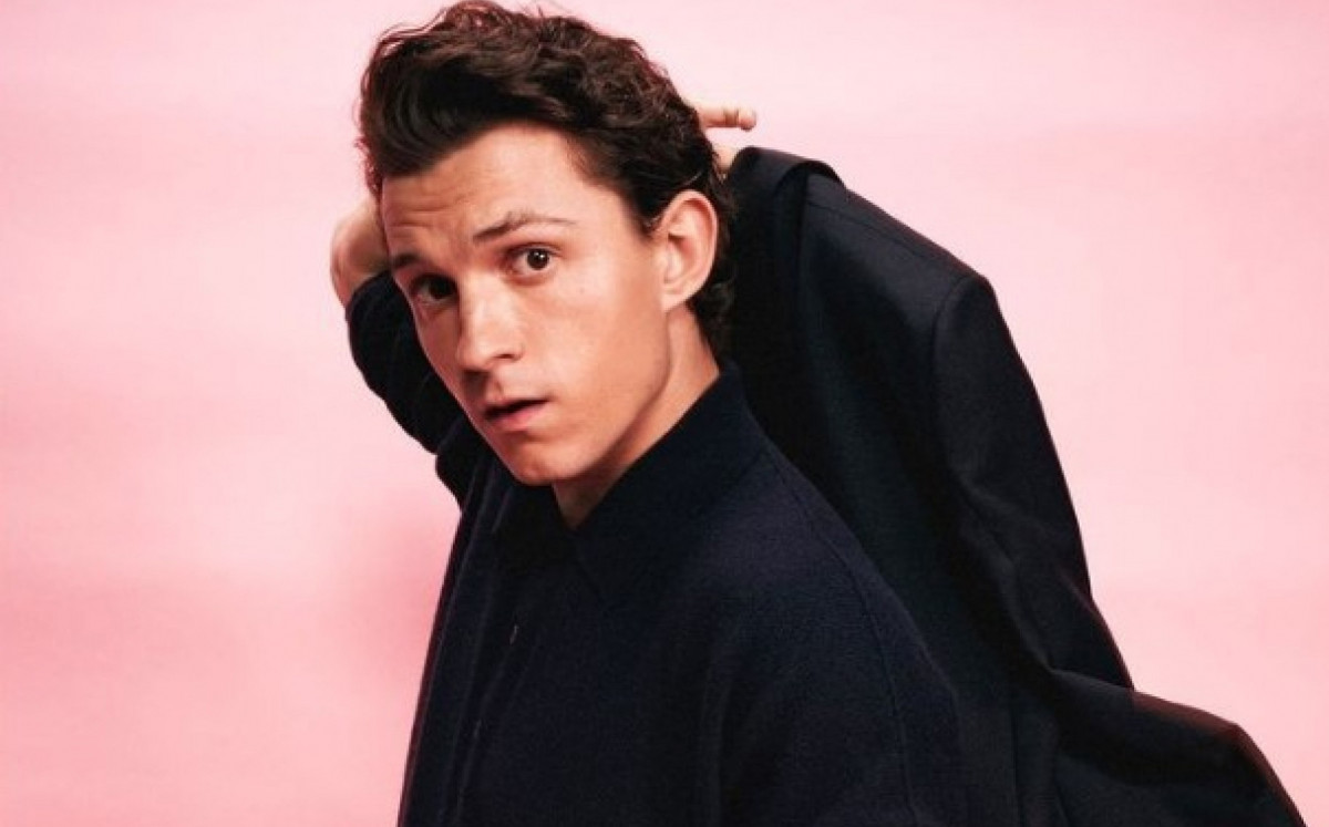Tom Holland choca a web com cena de sexo gay em nova série 'Que