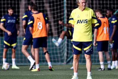 Indicado por Jesus ao Fenerbahçe, ex-jogador do Flamengo recebe críticas: 'Dinheiro jogado fora'