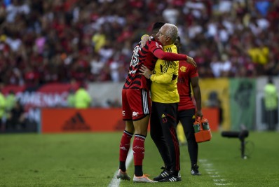 Dorival prega respeito ao Athletico-PR após goleada e vê Flamengo lutando por título 'até o fim'