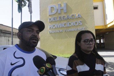 Familiares dos jovens desaparecidos em Nova Igua&ccedil;u na DHBF - Marcos Porto/Ag&ecirc;ncia O Dia