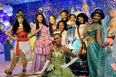 Douglas Silva comemora aniversário da filha caçula com festa no Rio