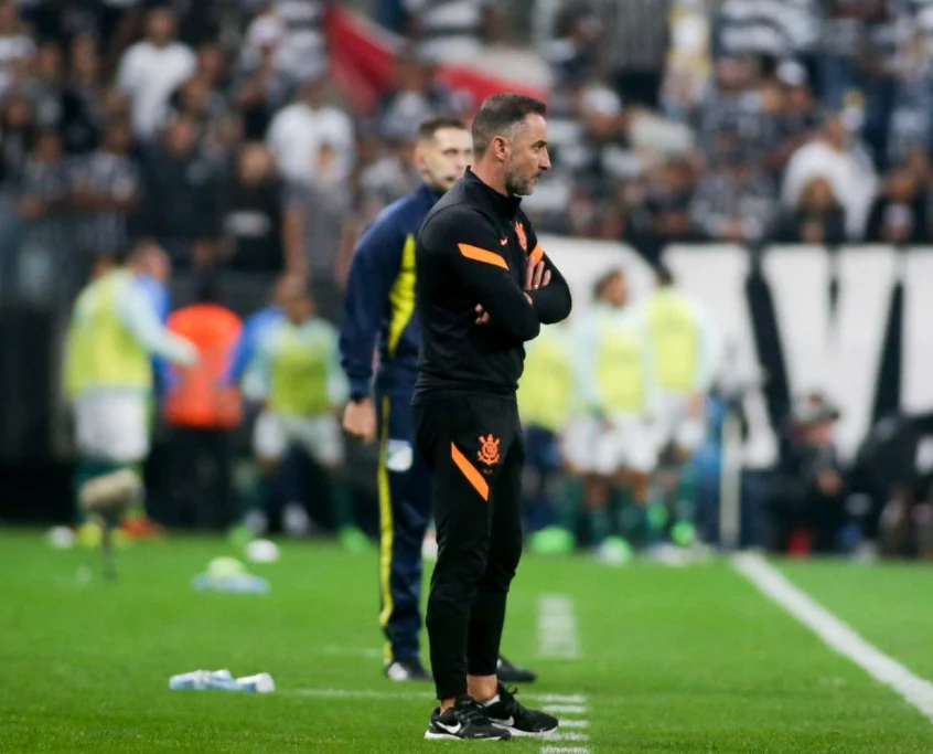 Técnico de clube da Série A ironiza possibilidade de demissão: 'Sabe quanto dinheiro eu tenho no banco?'