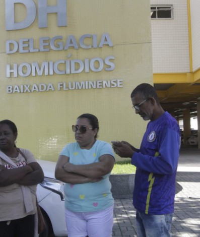 Familares de jovens desaparecidos estiveram na DHBF neste domingo - Marcos Porto/Agência O Dia