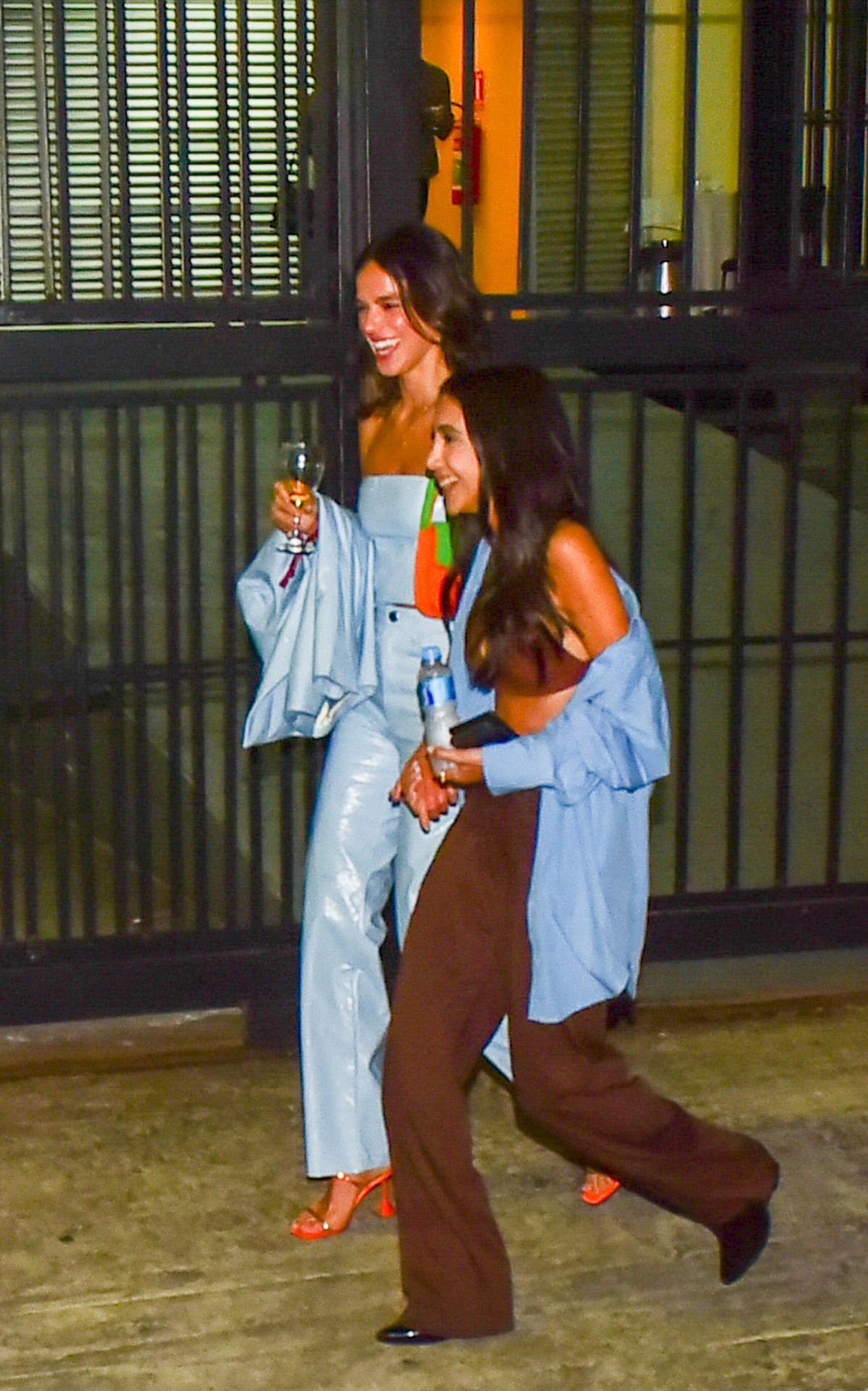 Bruna Marquezine deixa show de Manu Gavassi &agrave; francesa, saindo por um local onde s&oacute; circula a equipe do evento