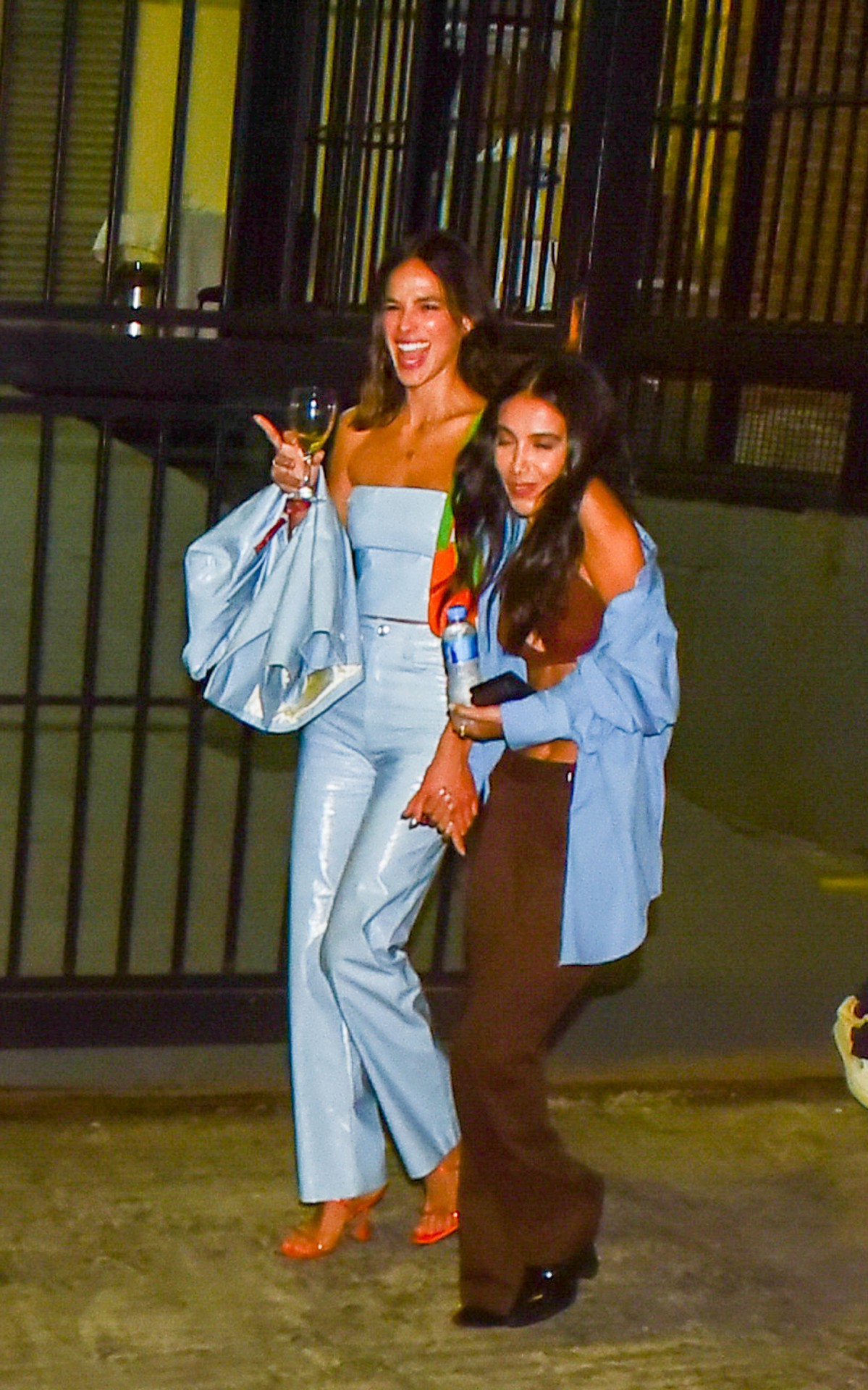 Bruna Marquezine deixa show de Manu Gavassi &agrave; francesa, saindo por um local onde s&oacute; circula a equipe do evento