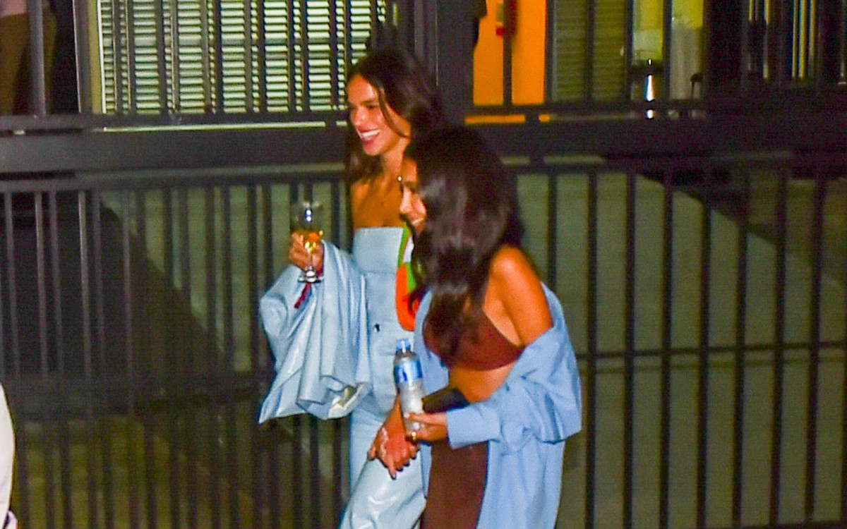 Bruna Marquezine deixa show de Manu Gavassi &agrave; francesa, saindo por um local onde s&oacute; circula a equipe do evento