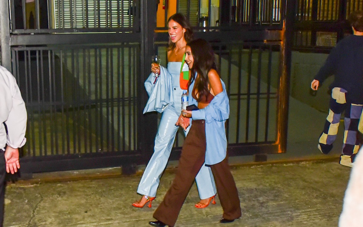 Bruna Marquezine deixa show de Manu Gavassi &agrave; francesa, saindo por um local onde s&oacute; circula a equipe do evento