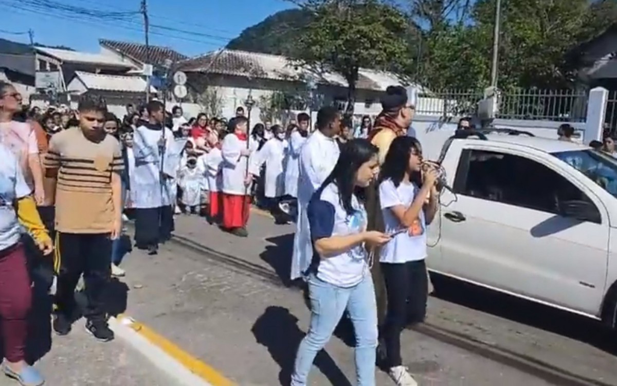 Cat&oacute;licos fizeram uma prociss&atilde;o nesta manh&atilde;