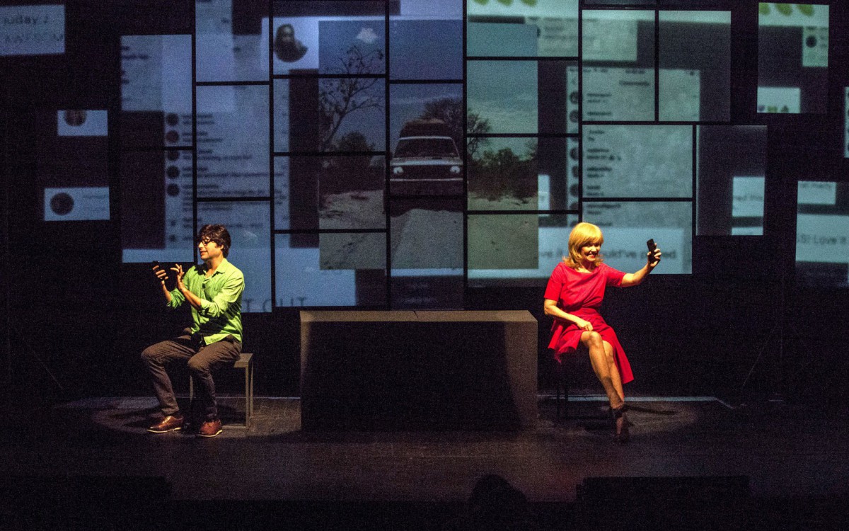 Pedroca Monteiro e Julia Lemmertz interpretam casal em cena de 'Simples Assim' - Divulgação / Victor Hugo Cecatto