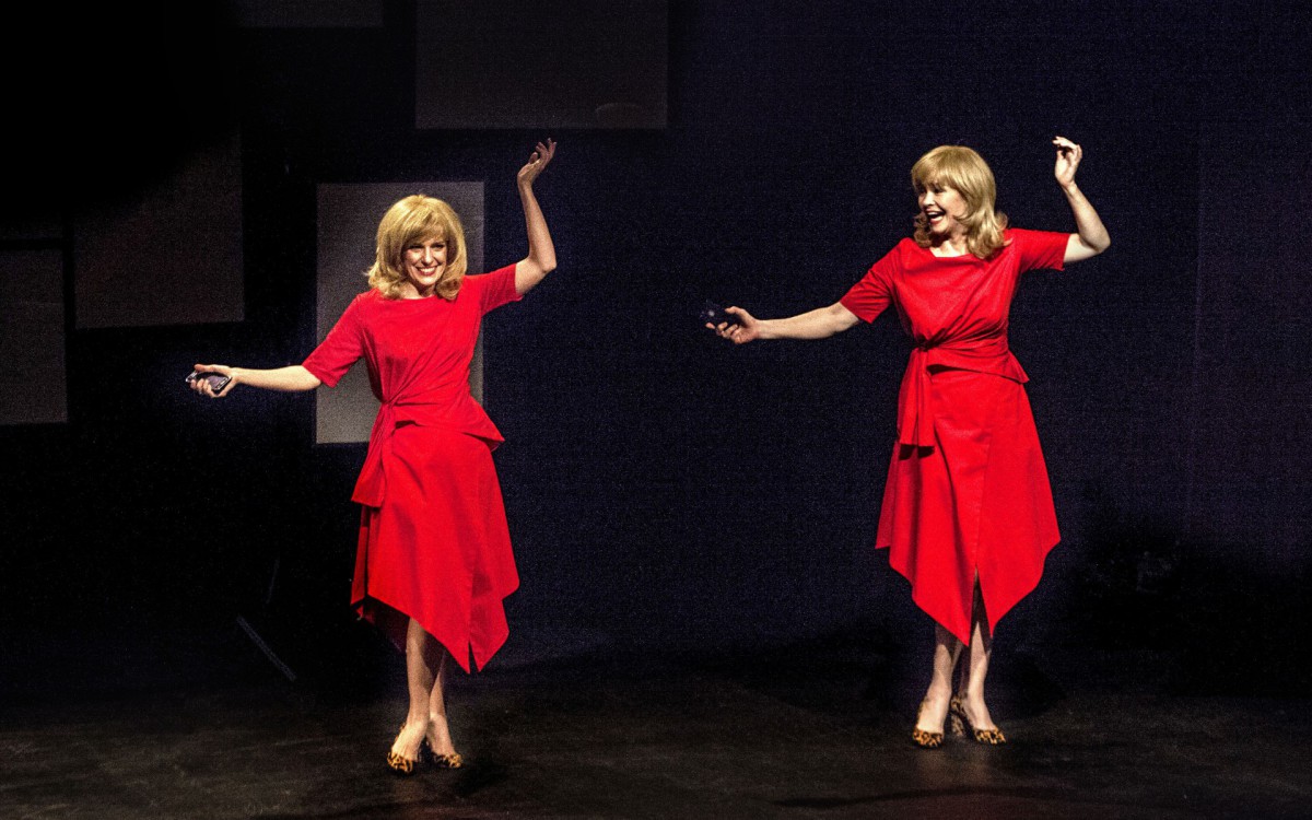 Georgiana G&oacute;es e Julia Lemmertz contracenam na pe&ccedil;a 'Simples Assim' - Divulga&ccedil;&atilde;o / Victor Hugo Cecatto