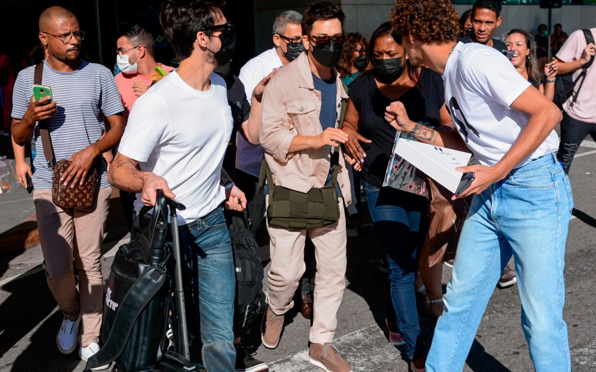 Junior Lima atende f&atilde;s em aeroporto do Rio