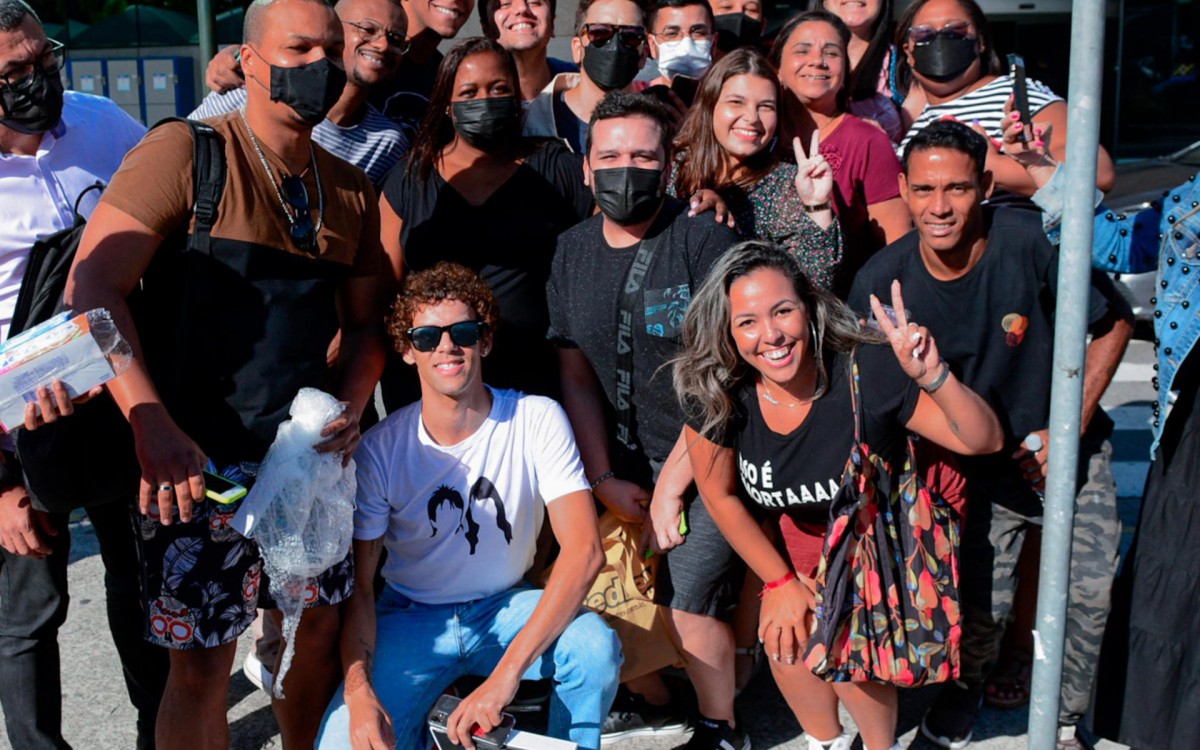 Junior Lima atende f&atilde;s em aeroporto do Rio