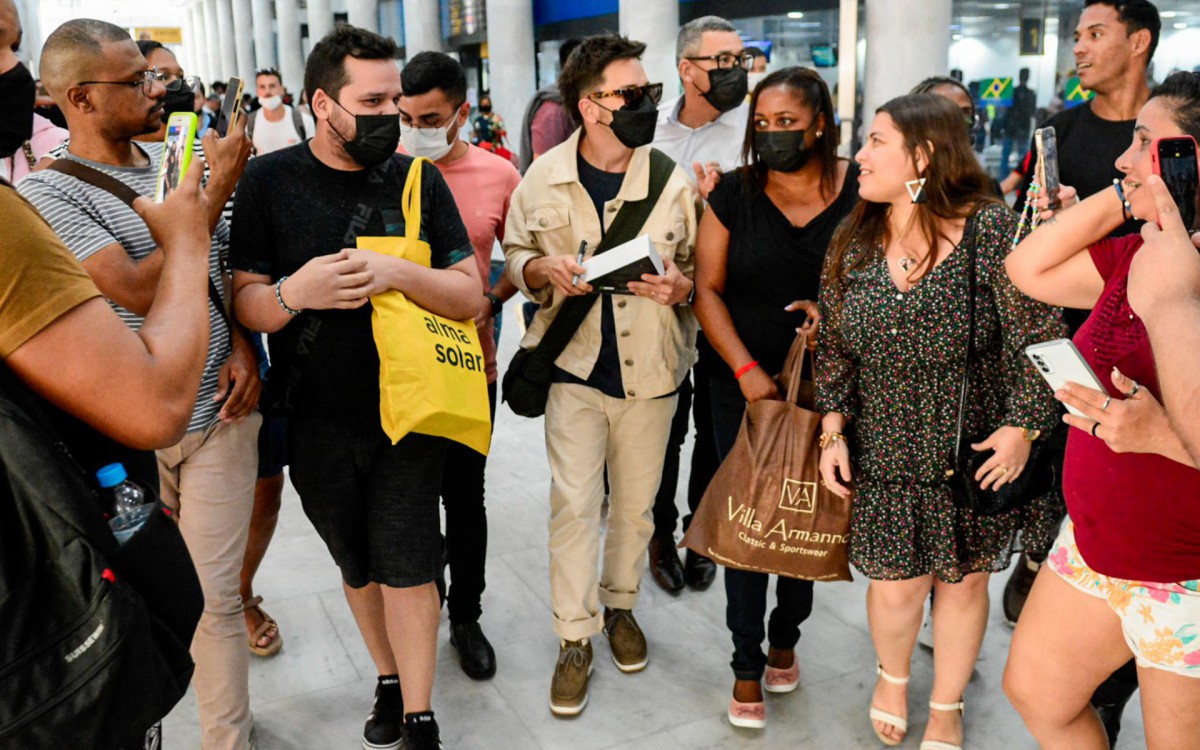 Junior Lima atende f&atilde;s em aeroporto do Rio