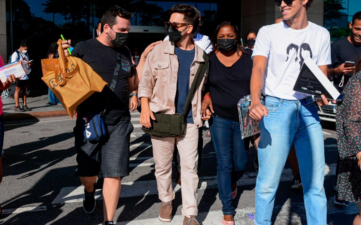 Junior Lima atende f&atilde;s em aeroporto do Rio