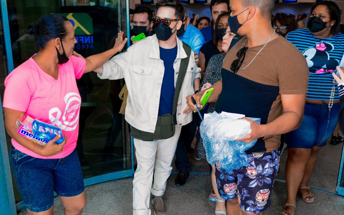 Junior Lima atende f&atilde;s em aeroporto do Rio