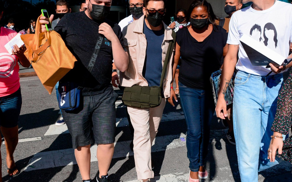 Junior Lima atende f&atilde;s em aeroporto do Rio