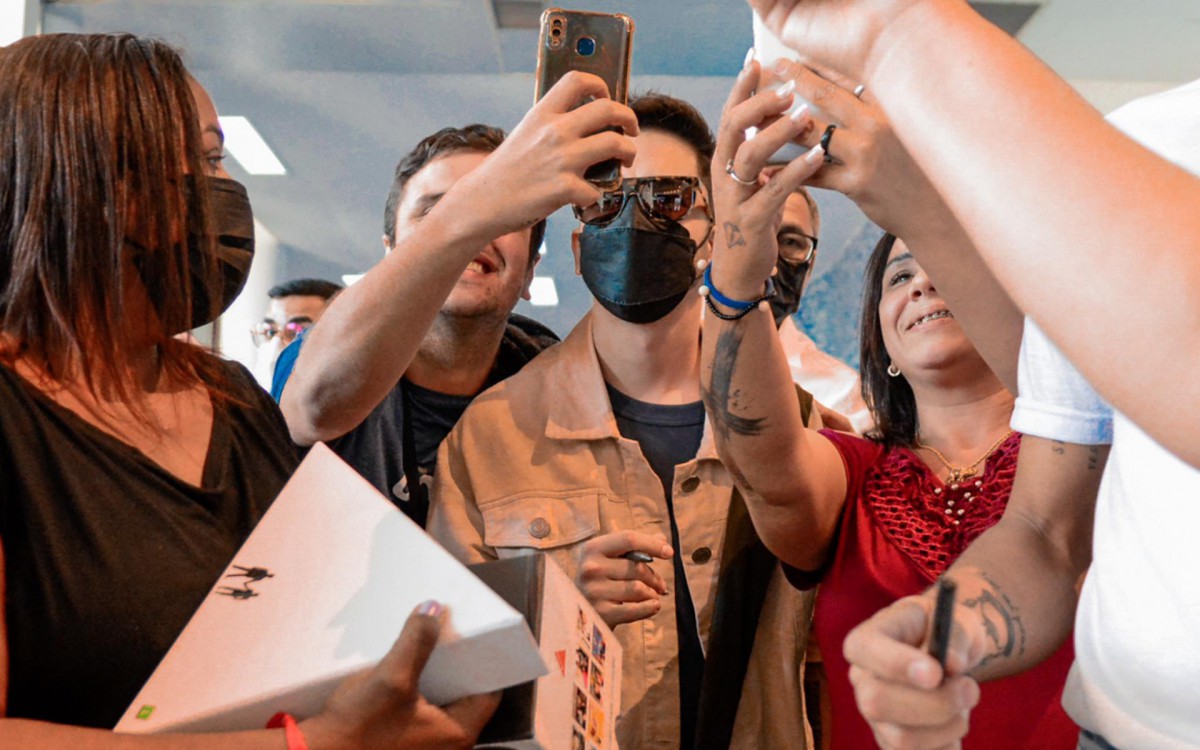 Junior Lima atende f&atilde;s em aeroporto do Rio