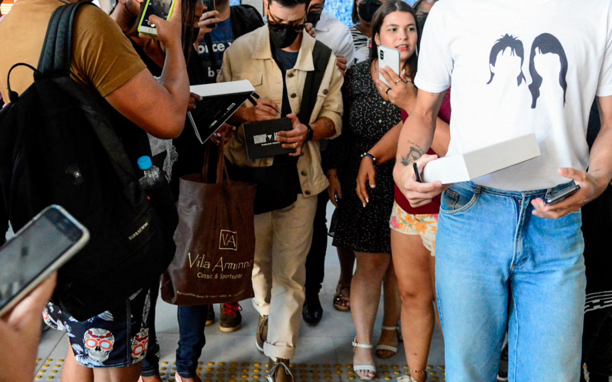 Junior Lima atende f&atilde;s em aeroporto do Rio