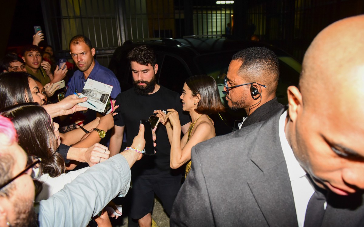 Manu Gavassi cumprimenta f&atilde;s ap&oacute;s apresenta&ccedil;&atilde;o no Rio