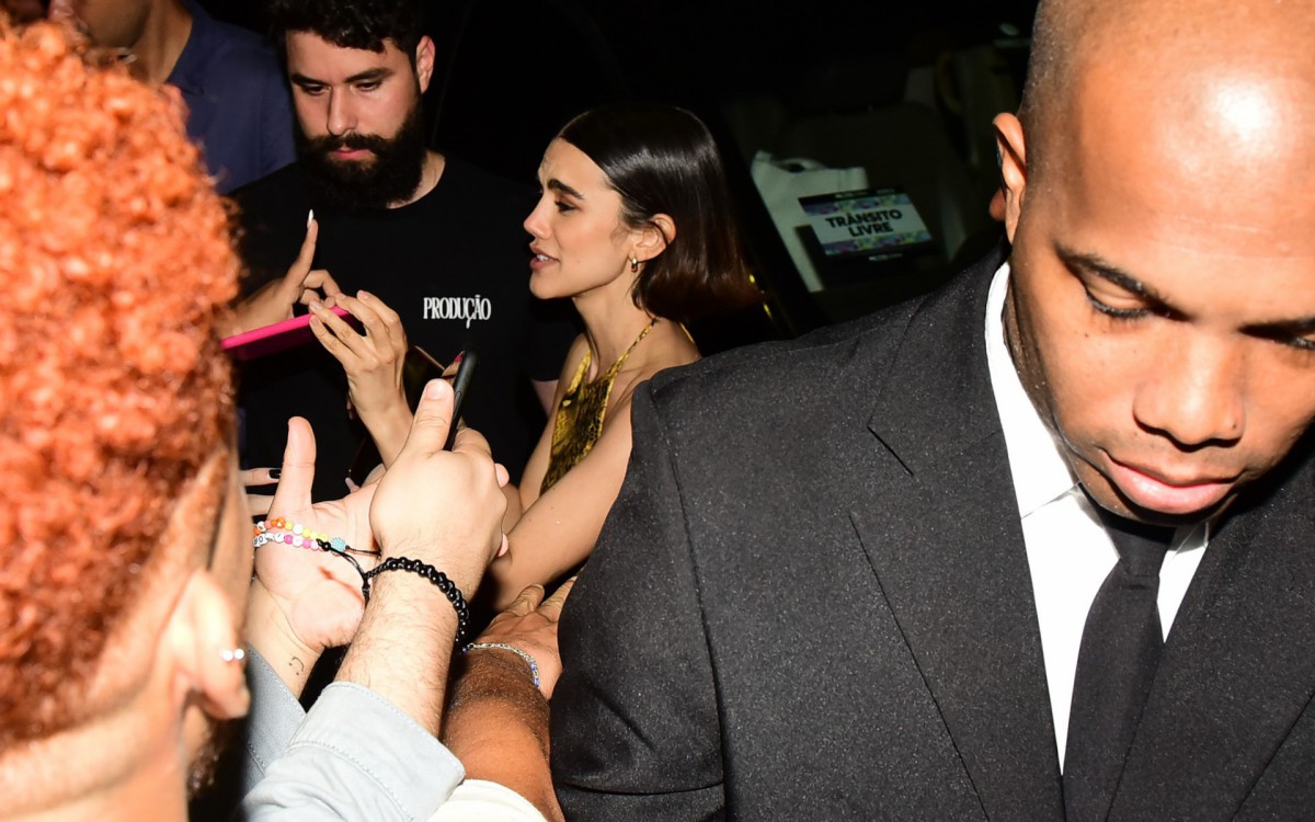 Manu Gavassi cumprimenta f&atilde;s ap&oacute;s apresenta&ccedil;&atilde;o no Rio